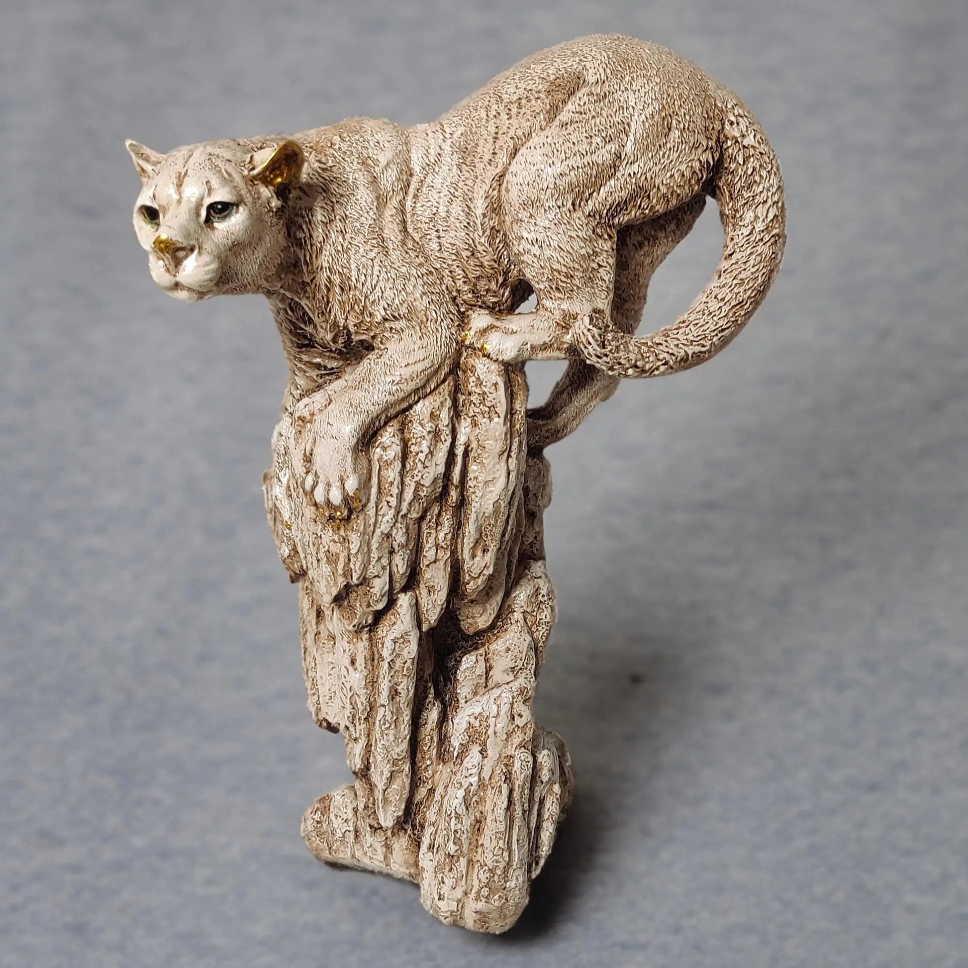 Handcrafted Resin Sitting Leopard Sculpture WINNKRAFT